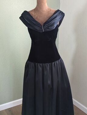 Vintage 80s Roberta California Black Velvet & Satin Off-Shoulder Evening Gown